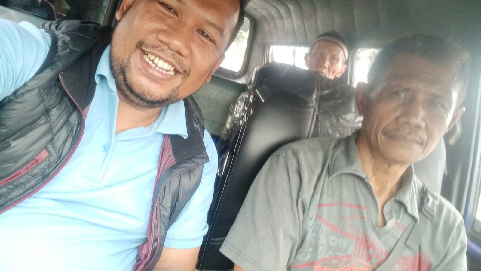 Wakil Sekretaris DPC PKB Depok, Taufiq Qurrohman (kiri), bersama Herman, sopir angkot 03. (Foto: Istimewa)