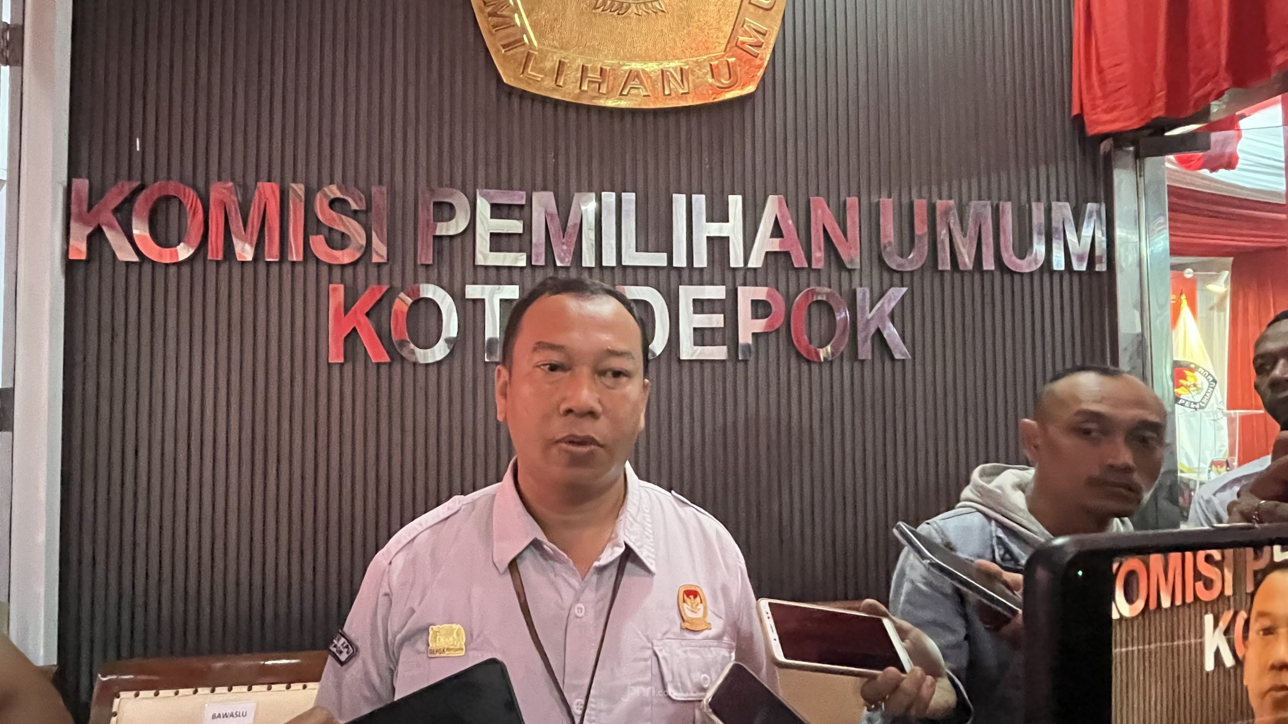 Ketua KPU Kota Depok, Willi Sumarlin saat diwawancarai oleh beberapa media. (Foto: Istimewa).
