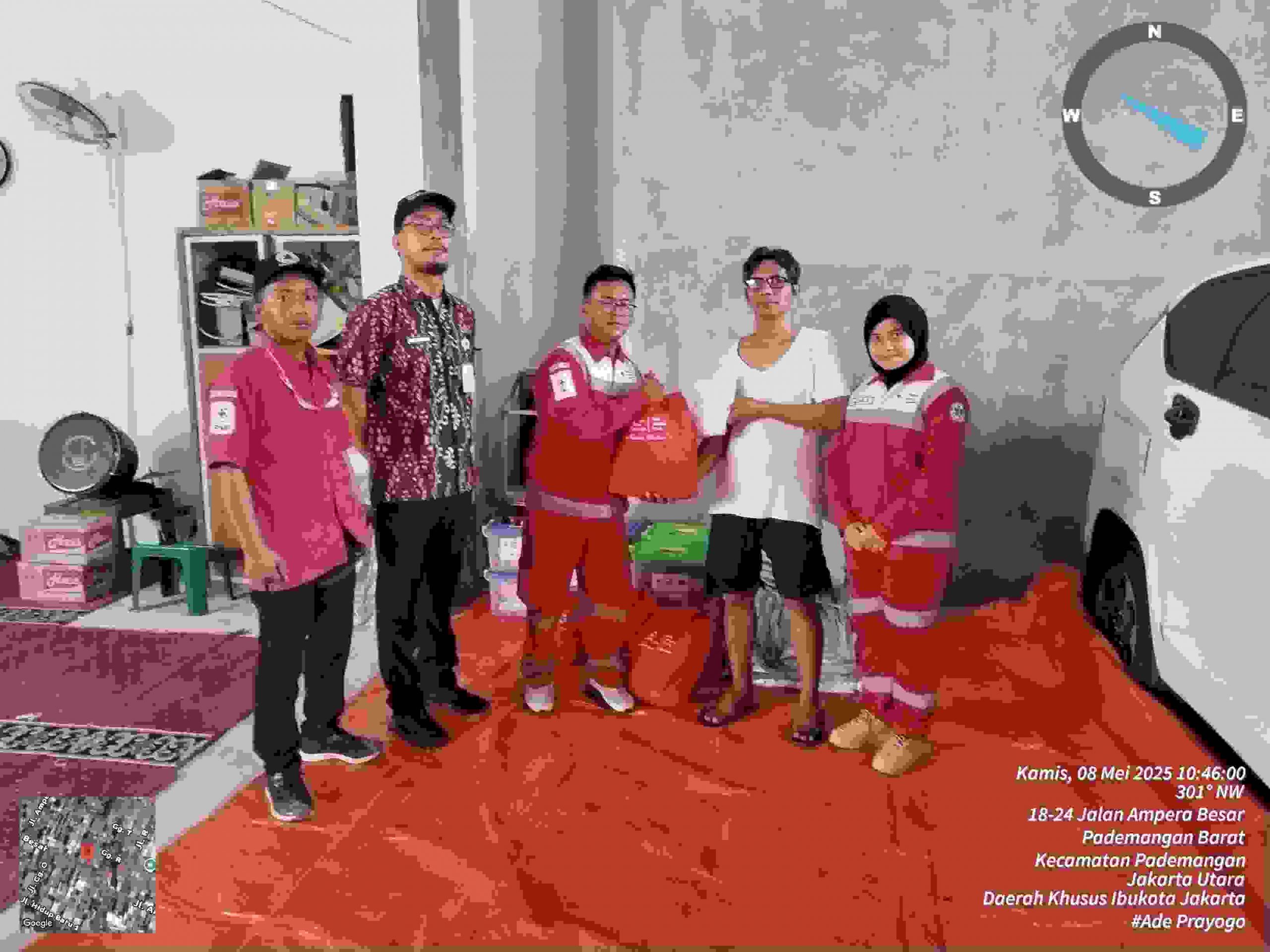 KSR PMI Kota Jakarta Utara saat Memberikan Bantuan kepada Korban Kebakaran di Pademangan Barat (Foto PMI Jakarta Utara) 