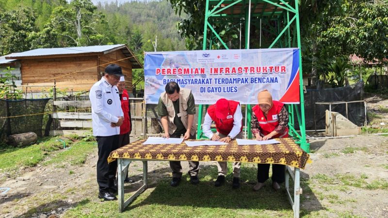 Penandatanganan serah terima sumur bor bantuan PMI Jakarta Utara dan JICT di Gayo Lues (Istimewa)