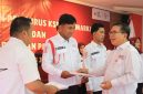Ketua PMI Jakarta Utara Rijal saat memberikan selamat kepada Ketua Pengurus KSR 