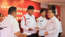 Ketua PMI Jakarta Utara Rijal saat memberikan selamat kepada Ketua Pengurus KSR