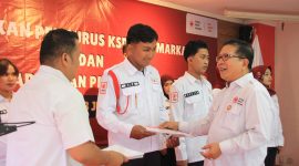 Ketua PMI Jakarta Utara Rijal saat memberikan selamat kepada Ketua Pengurus KSR 