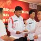 Ketua PMI Jakarta Utara Rijal saat memberikan selamat kepada Ketua Pengurus KSR 